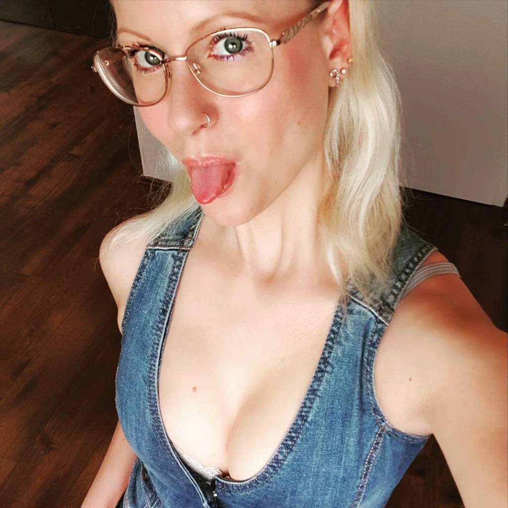 Model blondehexe (36), aus Arnsberg – 56.300 Follower Fans Jetzt entdecken: blondehexe aus Arnsberg, 36 Jahre alt, 56.300 Follower